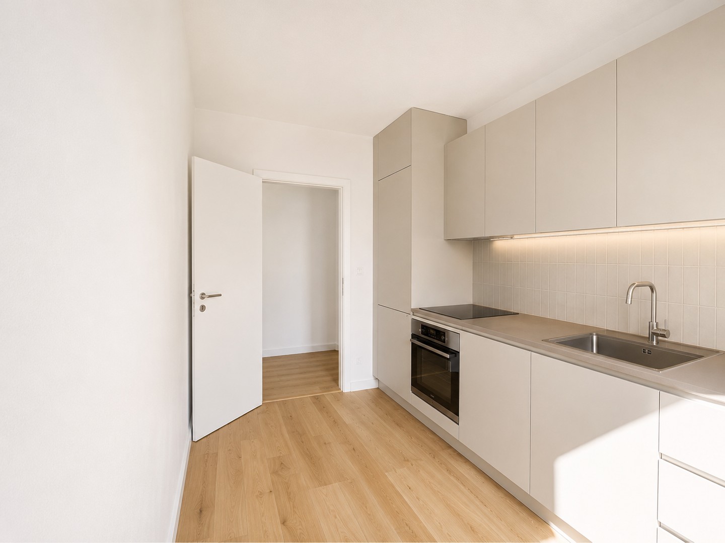 Bezugsfrei und mit Klimaanlage: Sanierte 2-Zimmer-Wohnung mit Balkon in der Maxvorstadt – München – Vorschaubild 4