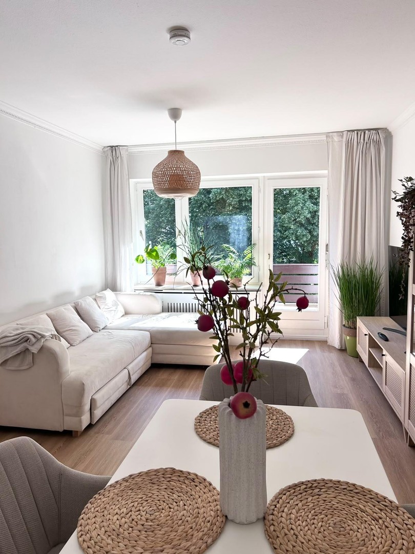 Helle 2-Zimmer-Wohnung, ruhige Lage in Moosach, Balkon mit Blick ins Grüne, möbliert übernehmbar
