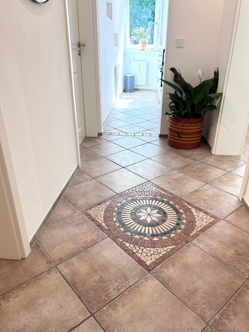 Helle 2-Zimmer-Wohnung, ruhige Lage in Moosach, Balkon mit Blick ins Grüne, möbliert übernehmbar – München – Vorschaubild 5