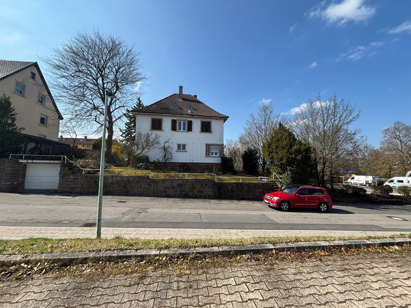 Freistehende Kaffeemühlenhaus Villa mit Naturgarten