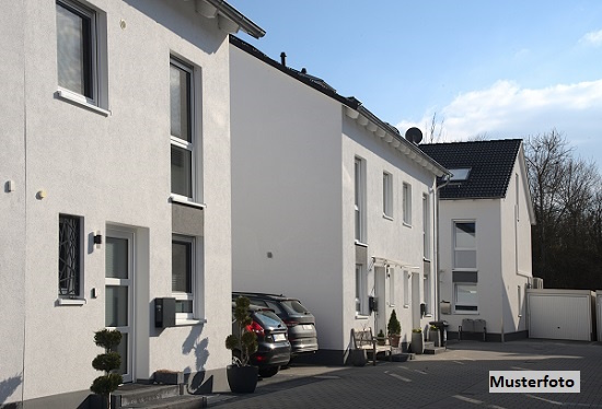 2-Familienhaus mit 2 Garagen im ruhigen Wohngebiet
