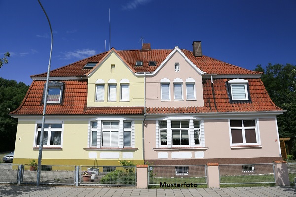 Freistehendes 2-Familienhaus mit 4 Garagen
