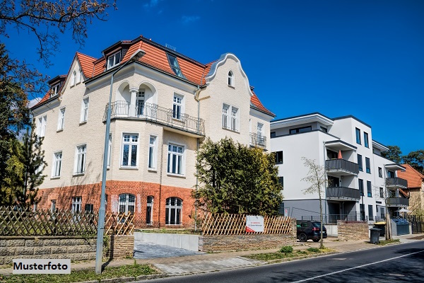 Historisches Mehrfamilienhaus mit Gartenhaus, Gewächshaus und Laube