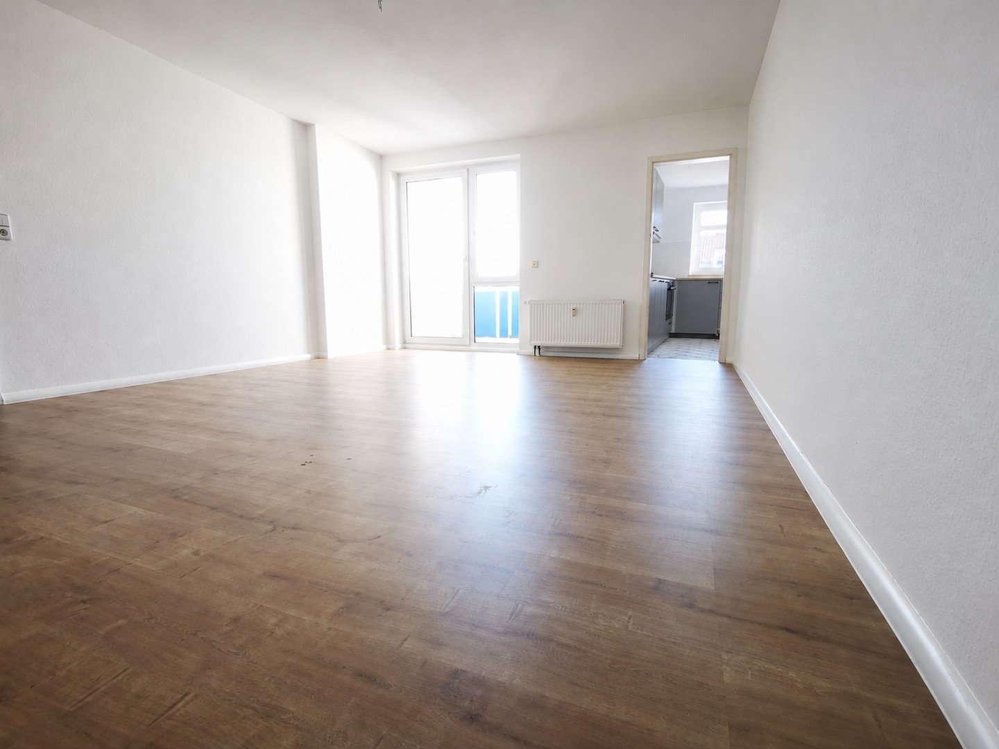 Moderne 3-Zimmer-Wohnung mit neuer Einbauküche, Loggia & Tiefgaragenstellplatz in Schlosschemnitz – Chemnitz – Bild 1 von 8