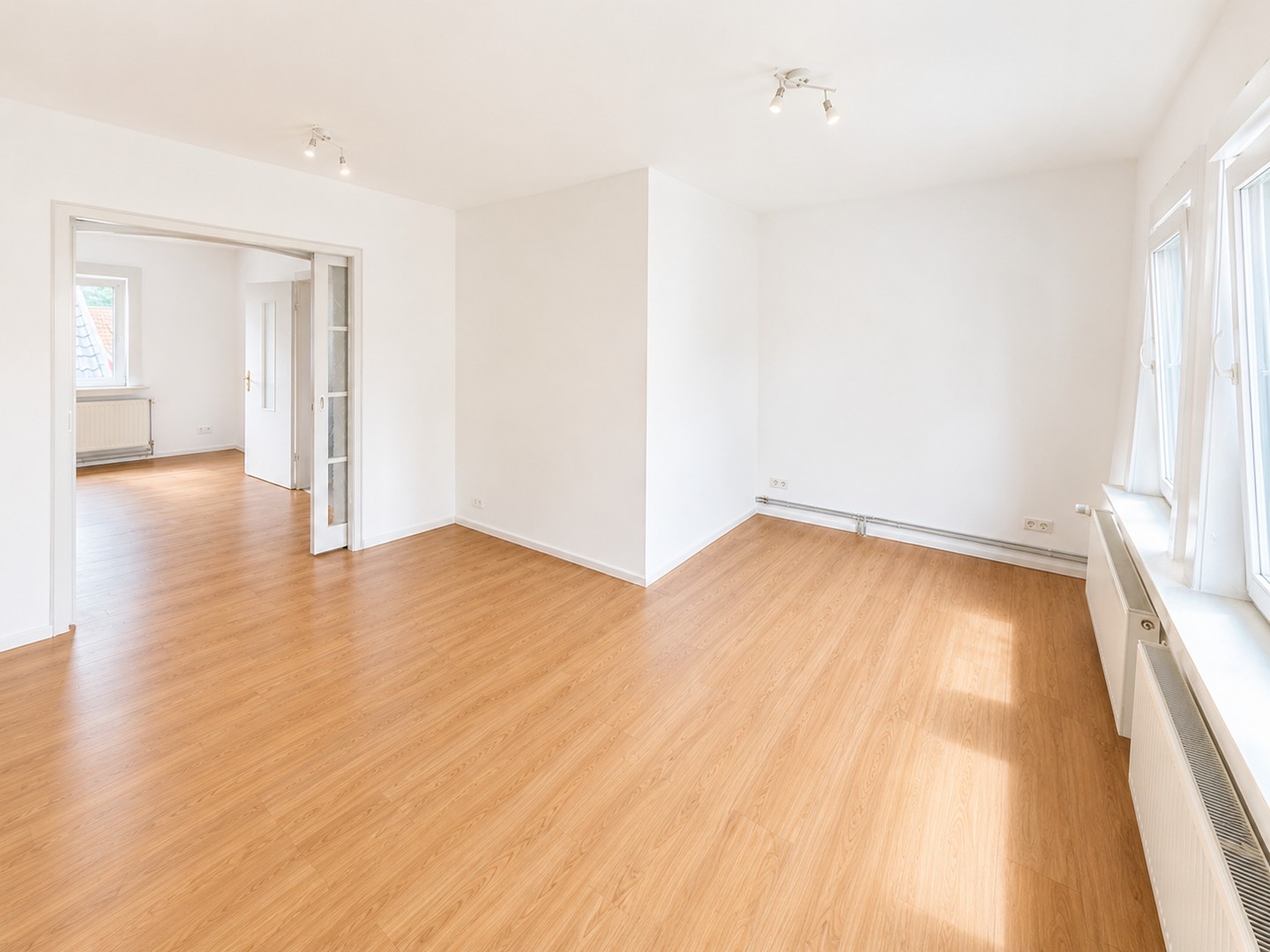 Kapitalanlage in Hamburg: 3 Wohneinheiten, zwei frisch renoviert, Faktor 17,5 – Hamburg – Vorschaubild 2
