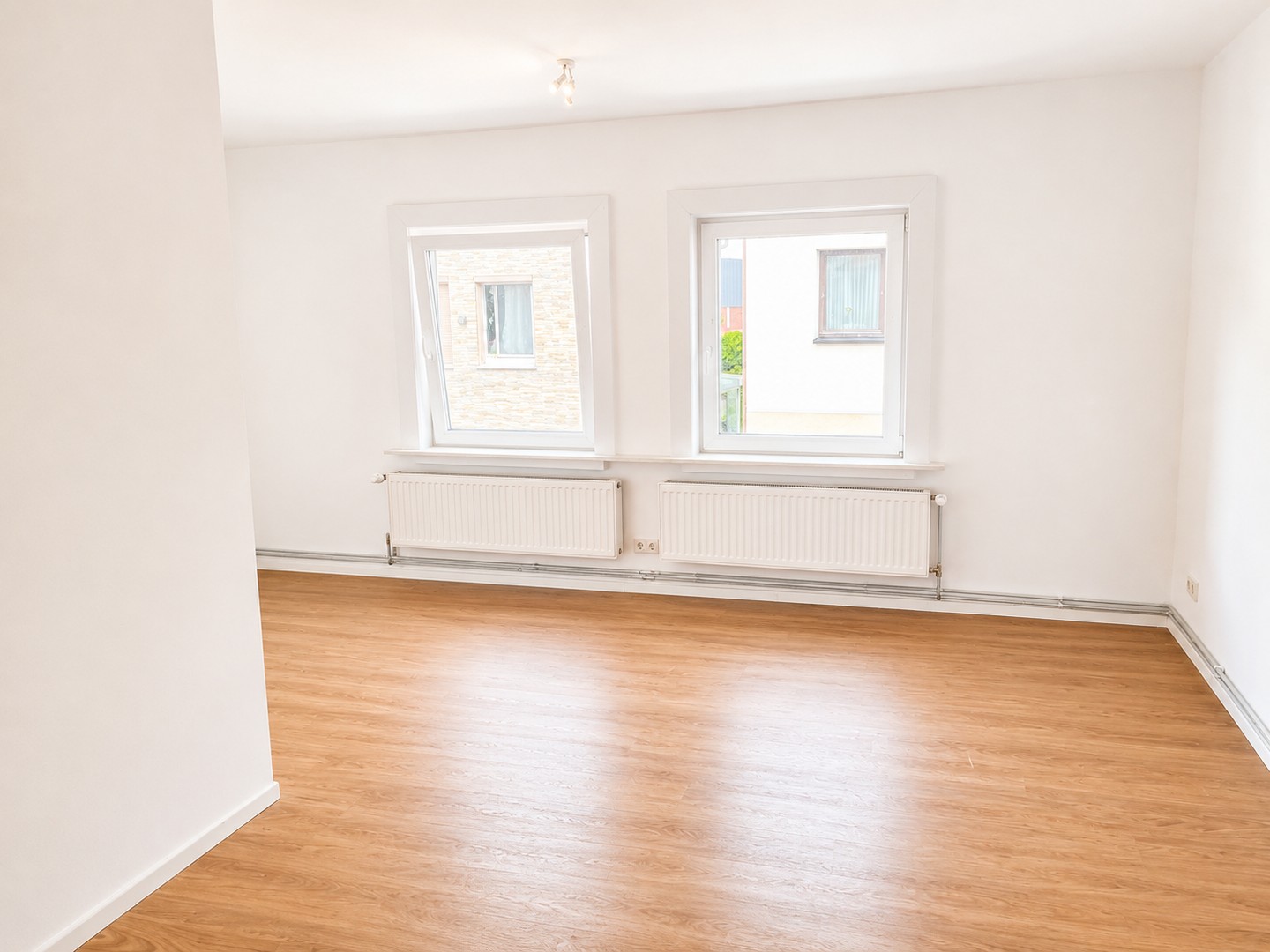 Kapitalanlage in Hamburg: 3 Wohneinheiten, zwei frisch renoviert, Faktor 17,5 – Hamburg – Vorschaubild 3