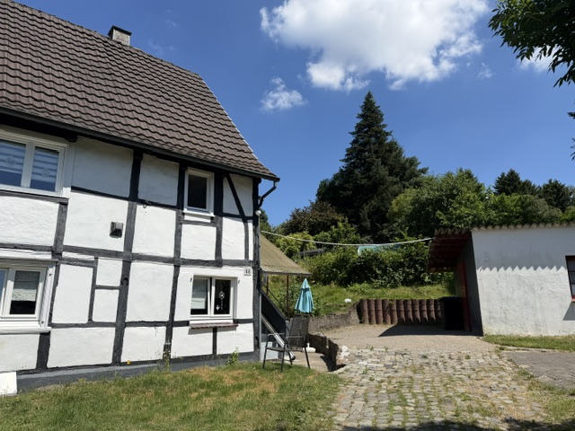Fachwerkidylle im Doppelpack – schönes Gartengrundstück mit zwei vermieteten Häusern zu verkaufen! – Solingen – Vorschaubild 2