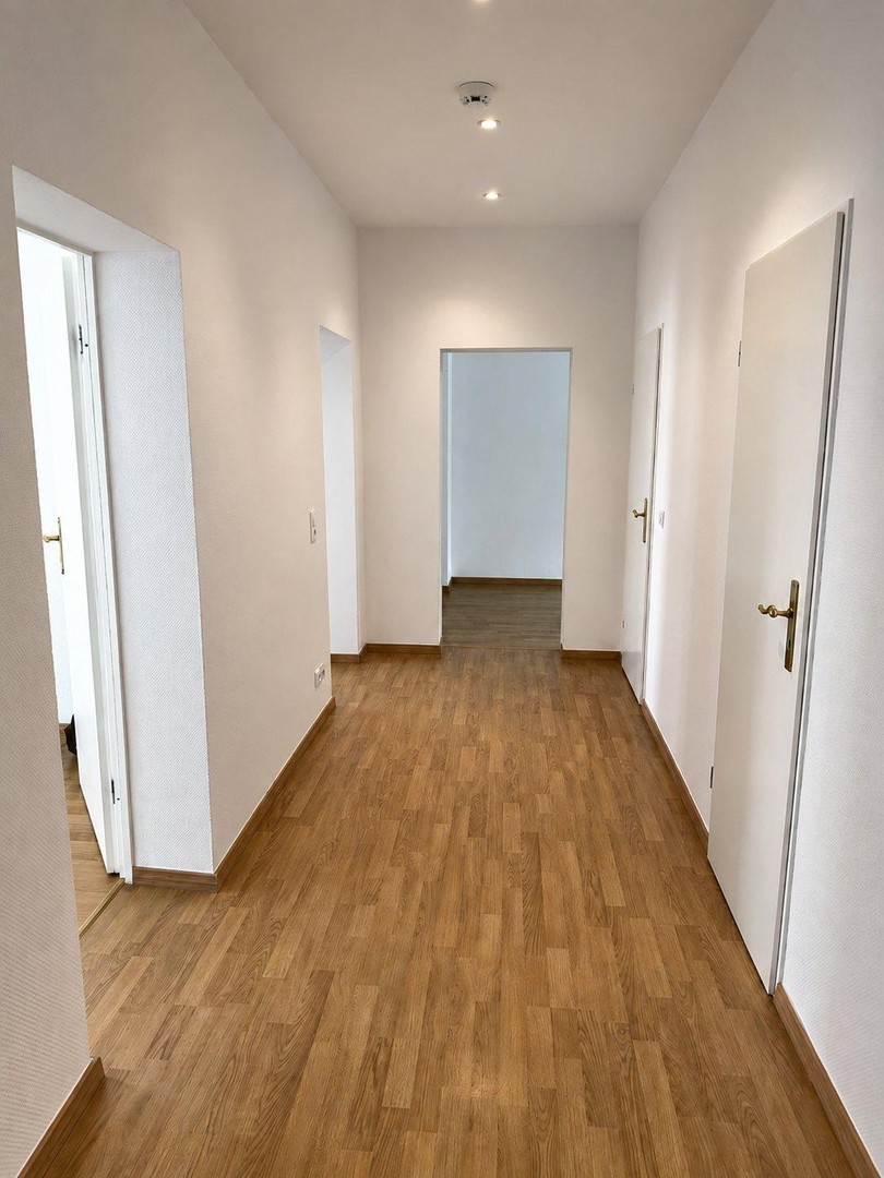 Bezugsfreier Gründerzeit-Altbau mit neuen Holzfenstern und saniertem Treppenhaus von 2025 – Leipzig – Vorschaubild 10