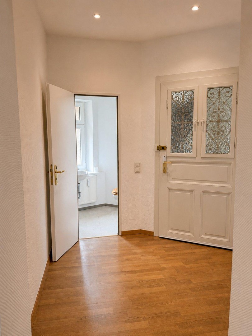 Bezugsfreier Gründerzeit-Altbau mit neuen Holzfenstern und saniertem Treppenhaus von 2025 – Leipzig – Vorschaubild 11