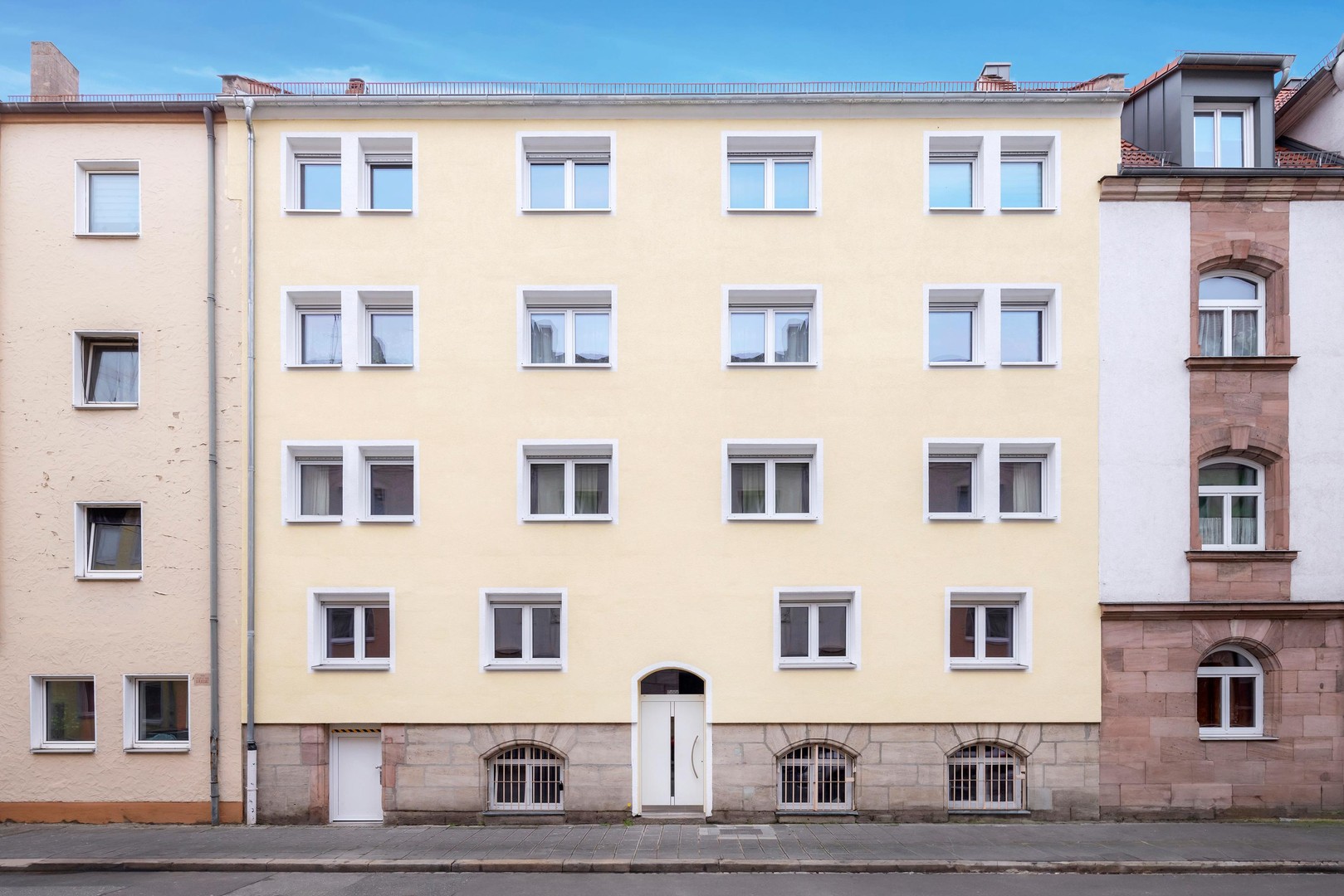 Möblierte Drei- Zimmerwohnung zum Erstbezug nach Kernsanierung (1.OG - 3.OG)