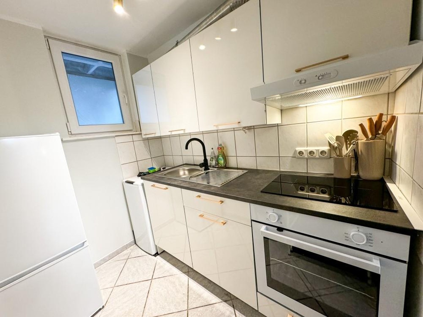 Voll möbliertes 2 1/2 Zimmer Apartment mit Balkon und High-Speed-Internet