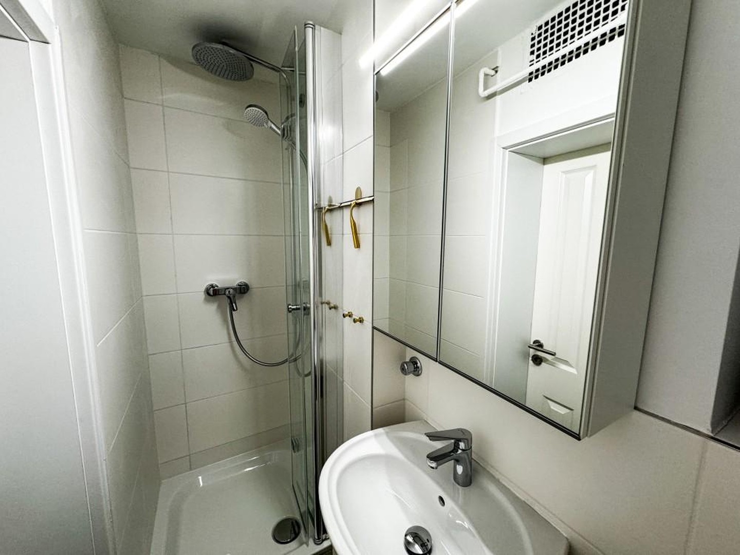 Voll möbliertes 2 1/2 Zimmer Apartment mit Balkon und High-Speed-Internet – Hannover – Vorschaubild 9