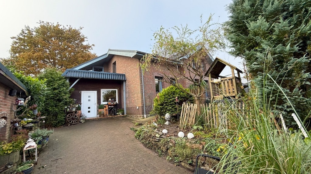 Wohnhaus mit viel Wohnfläche, Doppelgarage mit Abstellraum und Terrasse in Munkwolstrup – Oeversee – Vorschaubild 3