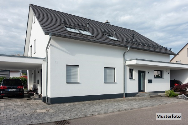 Landwirtschaftlich genutzter Betrieb mit Wohnhaus und Stallgebäude