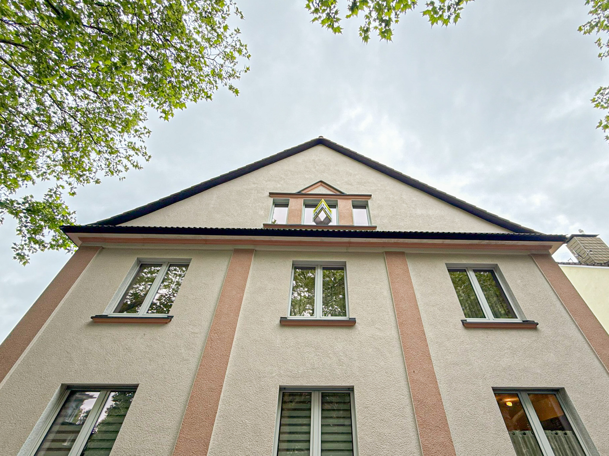 Charmantes Drei-Parteien-Stadthaus