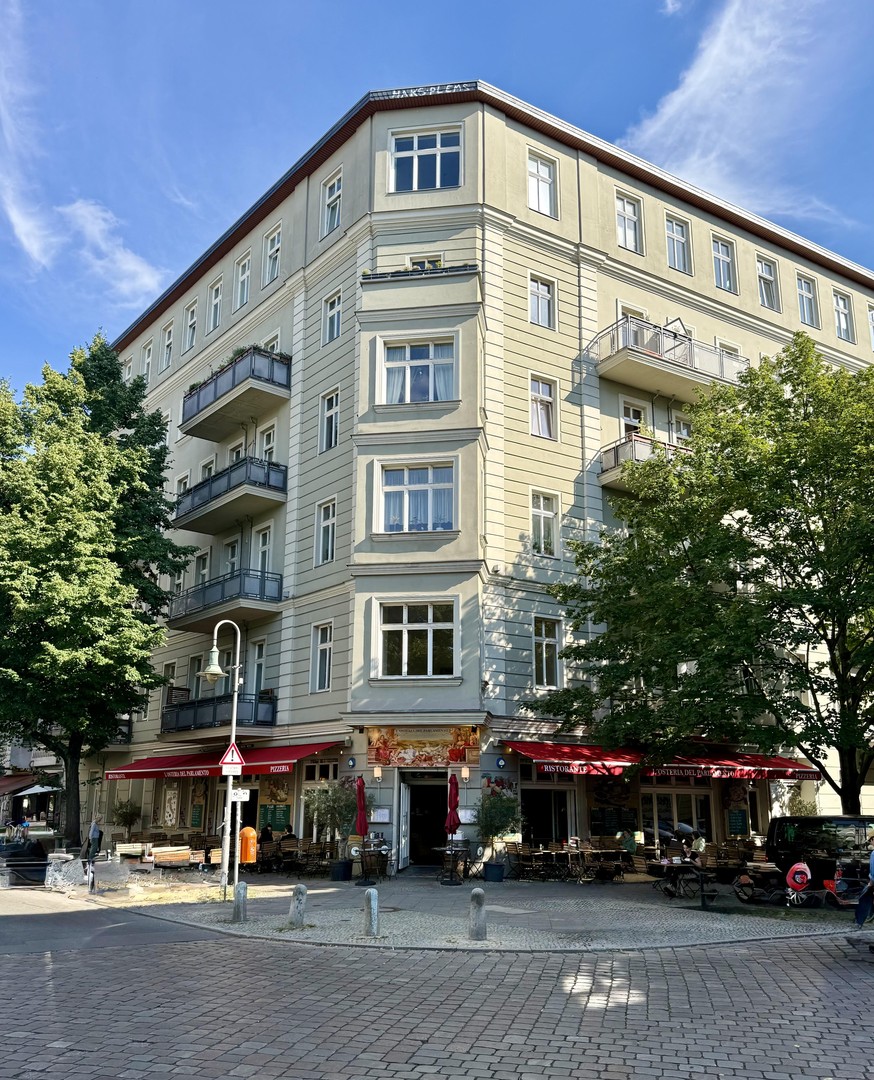 Lichtdurchflutete Wohnung, Toller Blick zum Helmholtzplatz (Provisionsfrei!) – Berlin – Bild 1 von 31