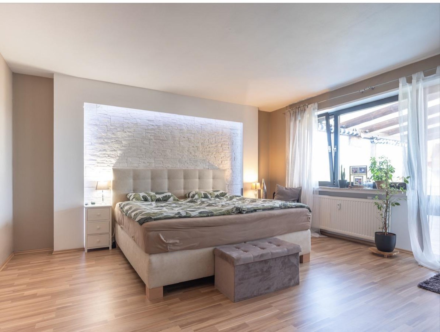 Exklusiver freistehender Bungalow mit Einliegerwohnung, Fernblick, Doppelgarage & großem Garten – Schmelz – Vorschaubild 2