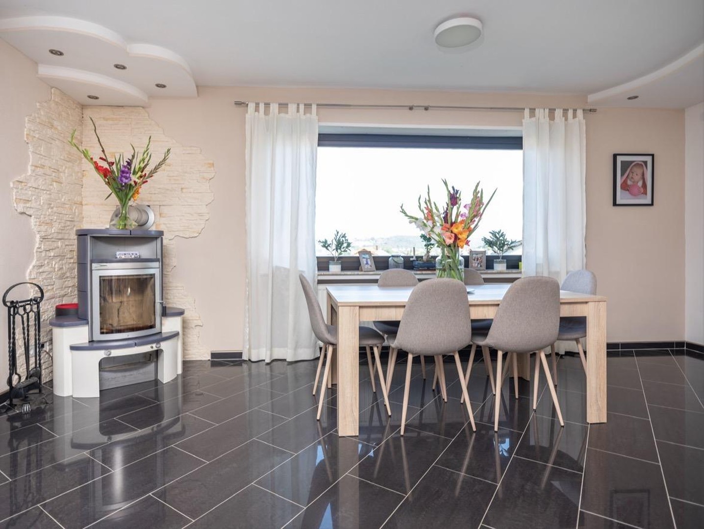 Exklusiver freistehender Bungalow mit Einliegerwohnung, Fernblick, Doppelgarage & großem Garten – Schmelz – Vorschaubild 5