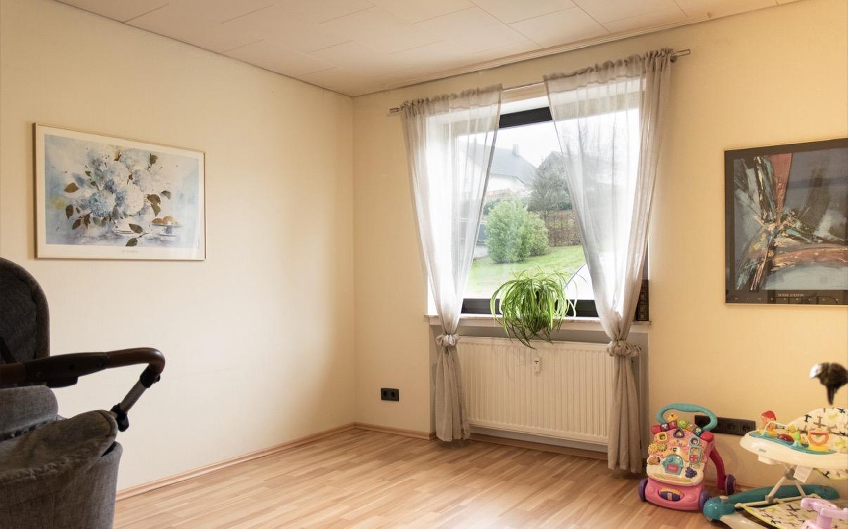Exklusiver freistehender Bungalow mit Einliegerwohnung, Fernblick, Doppelgarage & großem Garten – Schmelz – Vorschaubild 7