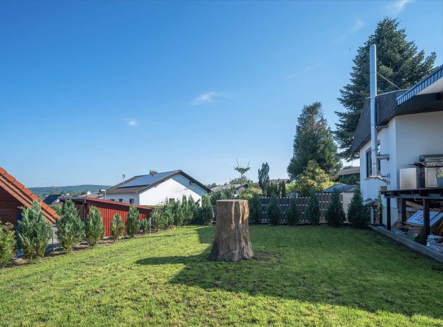 Exklusiver freistehender Bungalow mit Einliegerwohnung, Fernblick, Doppelgarage & großem Garten – Schmelz – Vorschaubild 14
