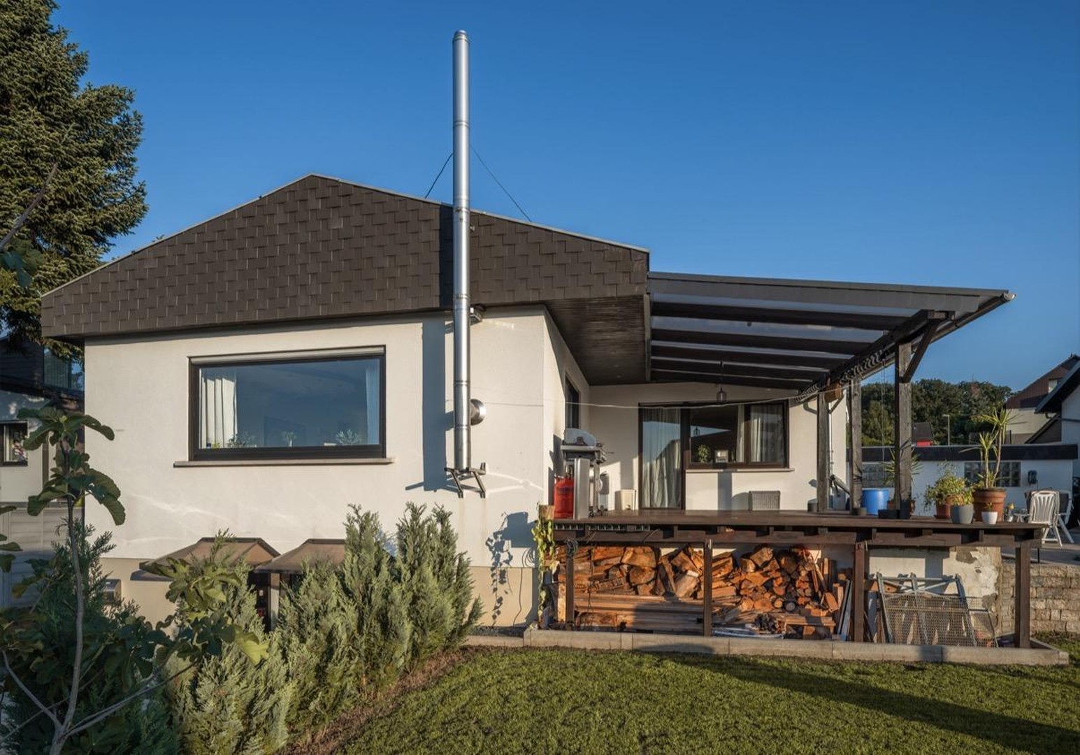 Exklusiver freistehender Bungalow mit Einliegerwohnung, Fernblick, Doppelgarage & großem Garten – Schmelz – Vorschaubild 15