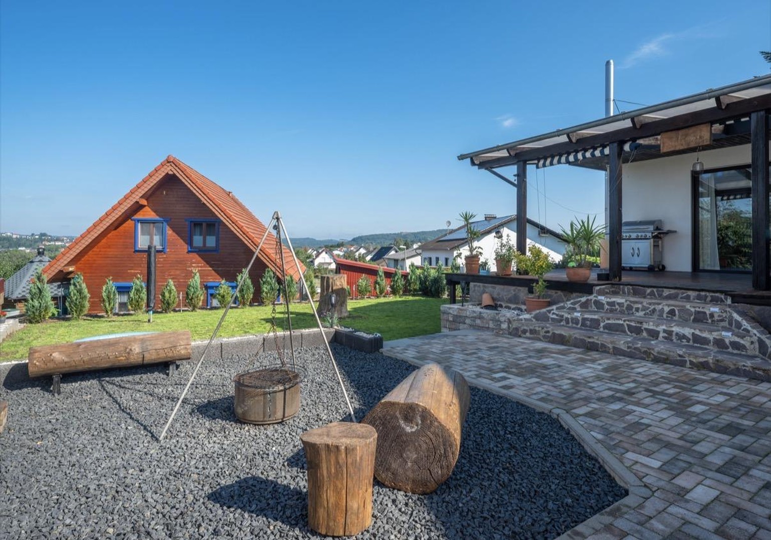 Exklusiver freistehender Bungalow mit Einliegerwohnung, Fernblick, Doppelgarage & großem Garten – Schmelz – Vorschaubild 16