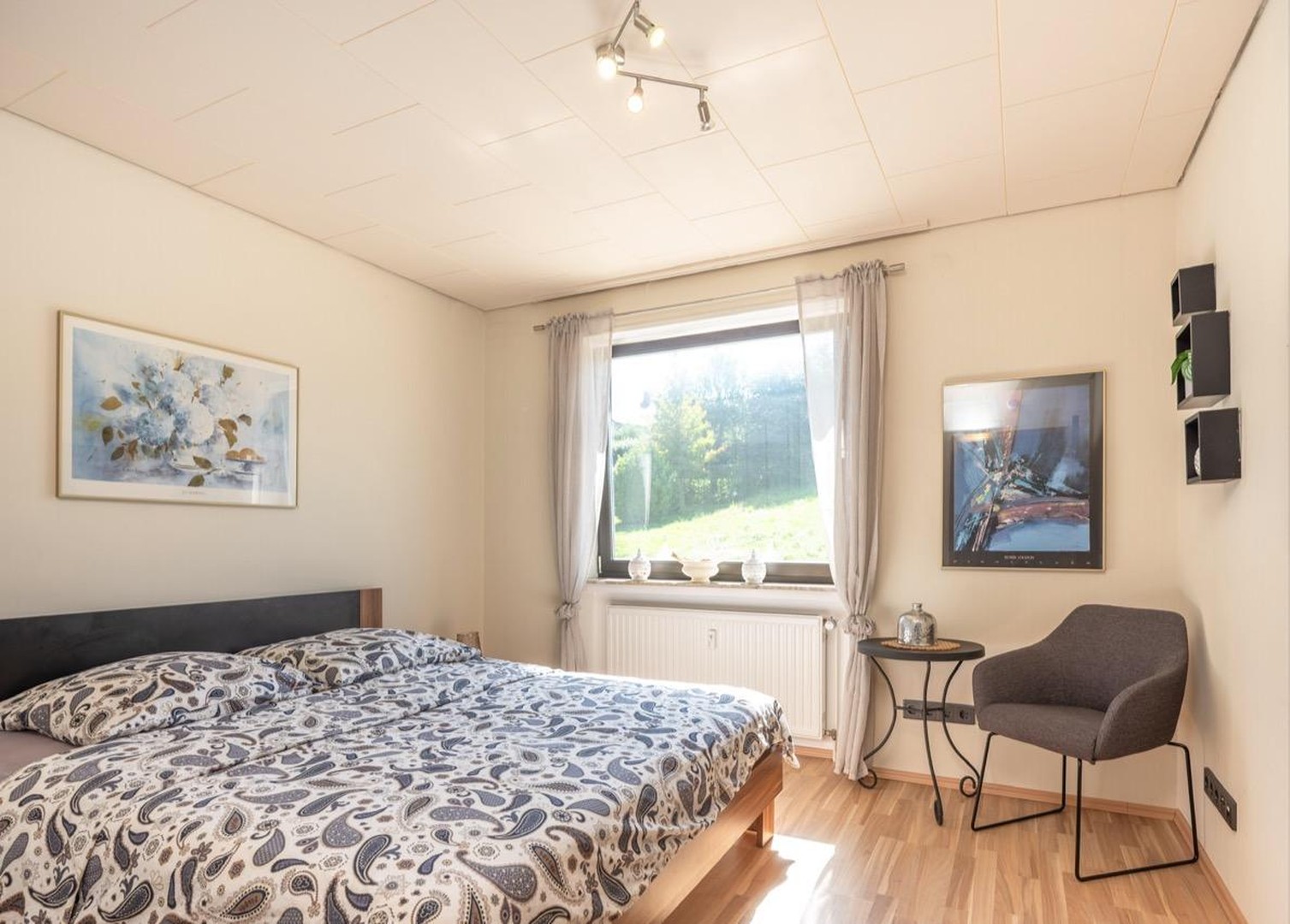 Exklusiver freistehender Bungalow mit Einliegerwohnung, Fernblick, Doppelgarage & großem Garten – Schmelz – Vorschaubild 17
