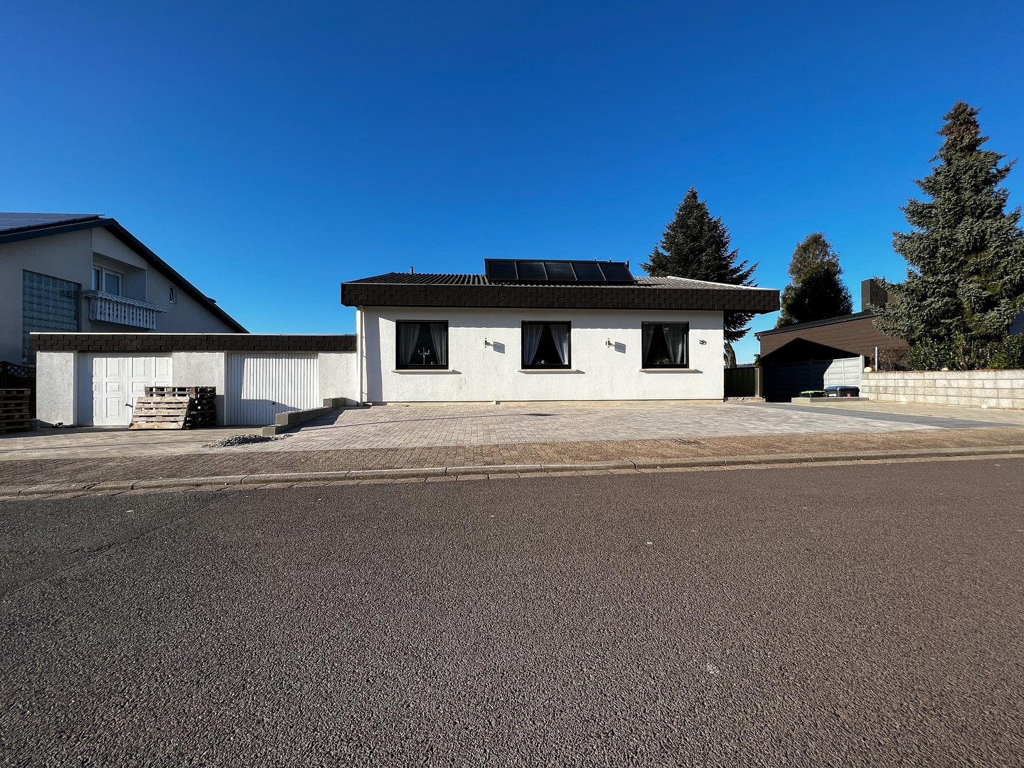 Exklusiver freistehender Bungalow mit Einliegerwohnung, Fernblick, Doppelgarage & großem Garten – Schmelz – Vorschaubild 18