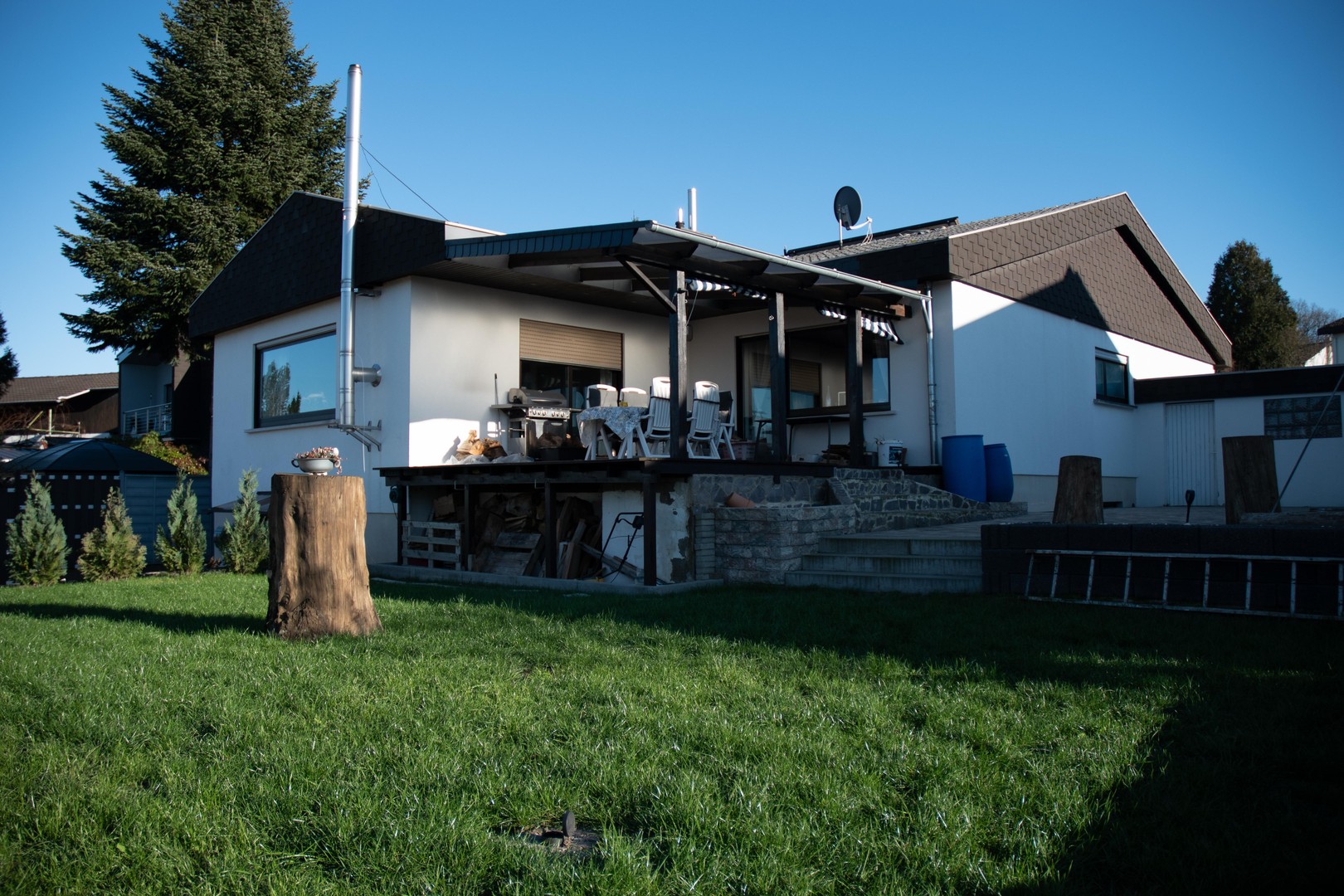 Exklusiver freistehender Bungalow mit Einliegerwohnung, Fernblick, Doppelgarage & großem Garten – Schmelz – Vorschaubild 20