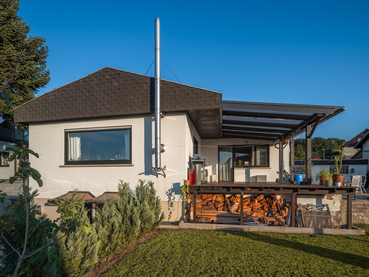 Exklusiver freistehender Bungalow mit Einliegerwohnung, Fernblick, Doppelgarage & großem Garten – Schmelz – Vorschaubild 26