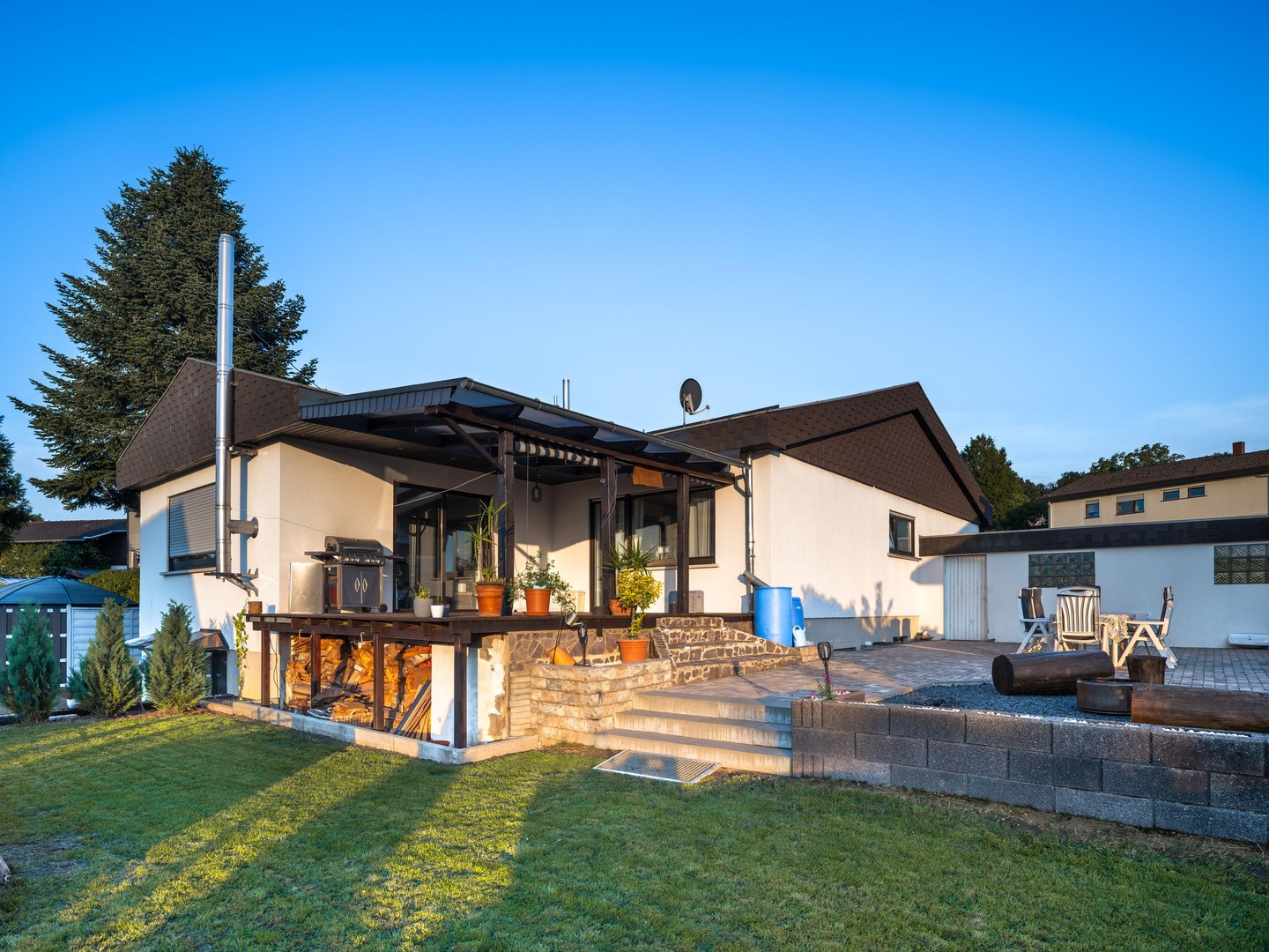 Exklusiver freistehender Bungalow mit Einliegerwohnung, Fernblick, Doppelgarage & großem Garten – Schmelz – Vorschaubild 30