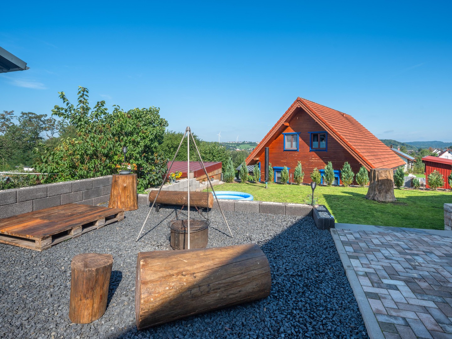 Exklusiver freistehender Bungalow mit Einliegerwohnung, Fernblick, Doppelgarage & großem Garten – Schmelz – Vorschaubild 32