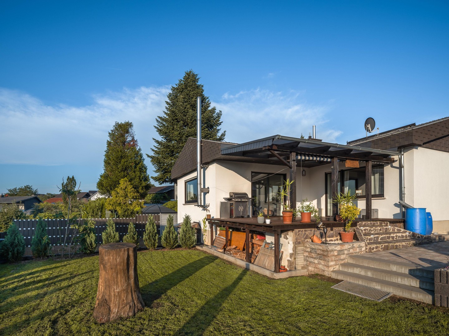 Exklusiver freistehender Bungalow mit Einliegerwohnung, Fernblick, Doppelgarage & großem Garten – Schmelz – Vorschaubild 34