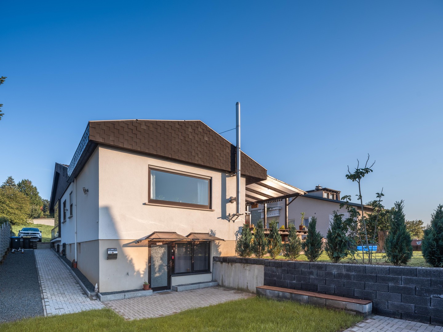 Exklusiver freistehender Bungalow mit Einliegerwohnung, Fernblick, Doppelgarage & großem Garten – Schmelz – Vorschaubild 35