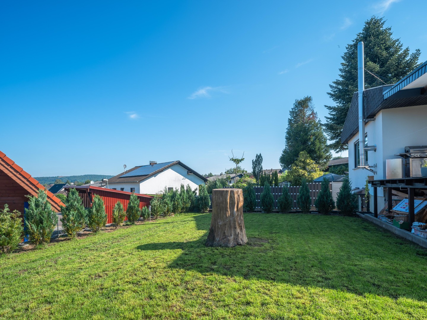 Exklusiver freistehender Bungalow mit Einliegerwohnung, Fernblick, Doppelgarage & großem Garten – Schmelz – Vorschaubild 37