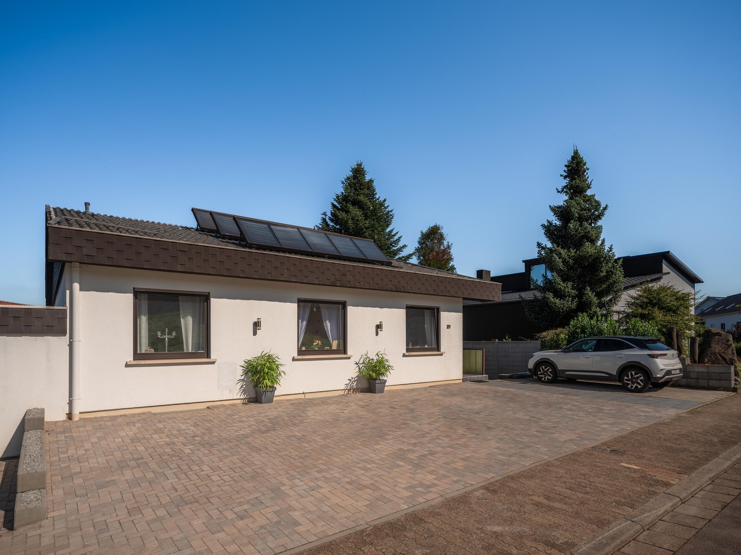 Exklusiver freistehender Bungalow mit Einliegerwohnung, Fernblick, Doppelgarage & großem Garten – Schmelz – Vorschaubild 41