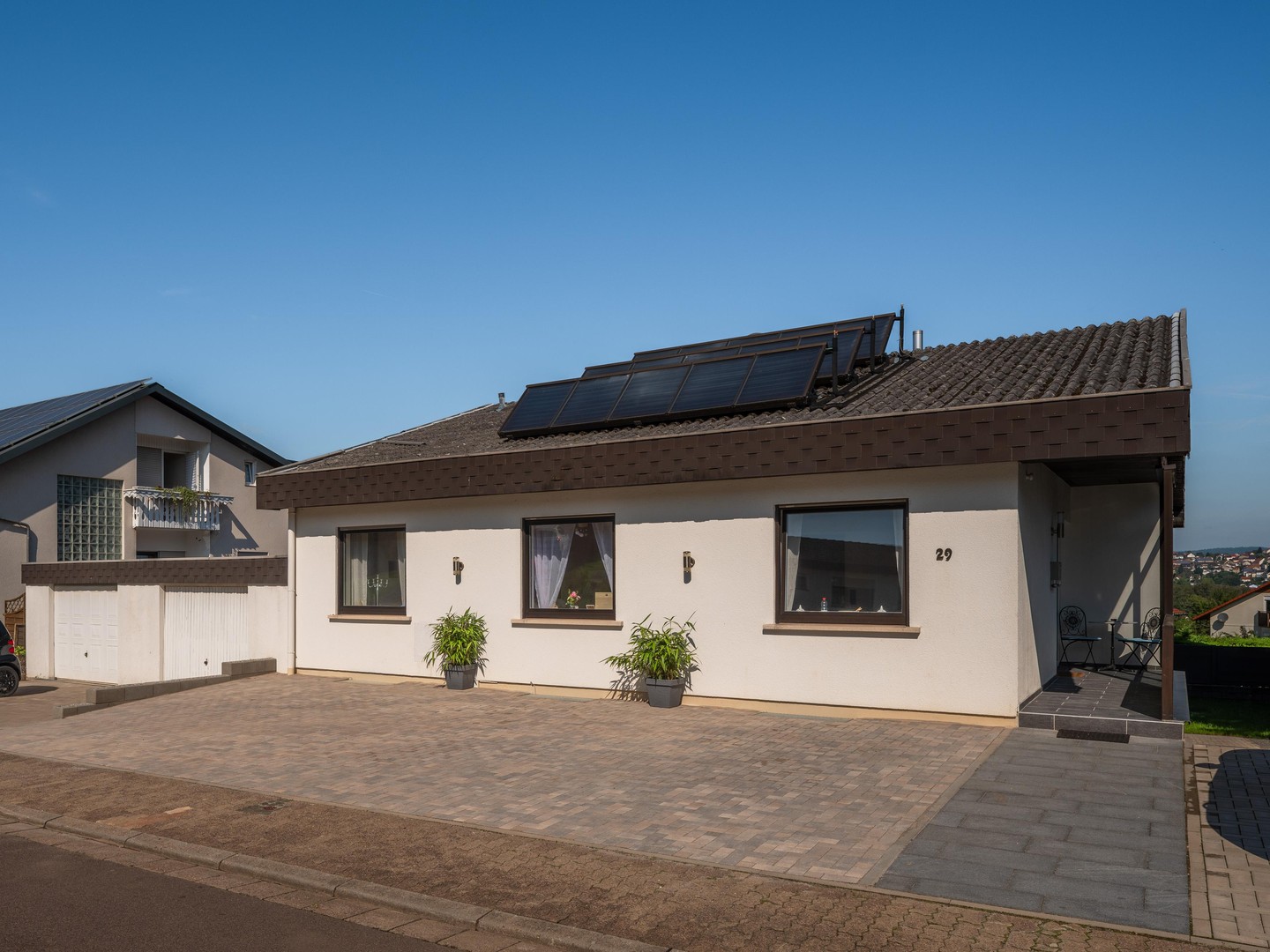 Exklusiver freistehender Bungalow mit Einliegerwohnung, Fernblick, Doppelgarage & großem Garten – Schmelz – Vorschaubild 42