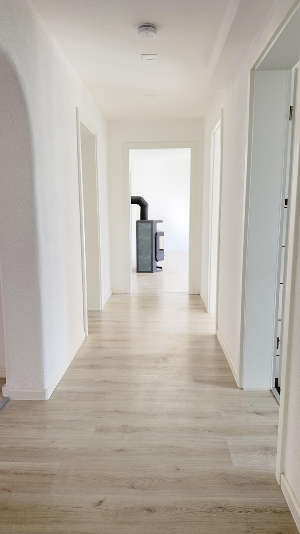 ? Fünf-Zimmer-Wohnung in Pforzheim – modernisiert, lichtdurchflutet, mit Kamin und zwei Bädern – Pforzheim – Vorschaubild 2
