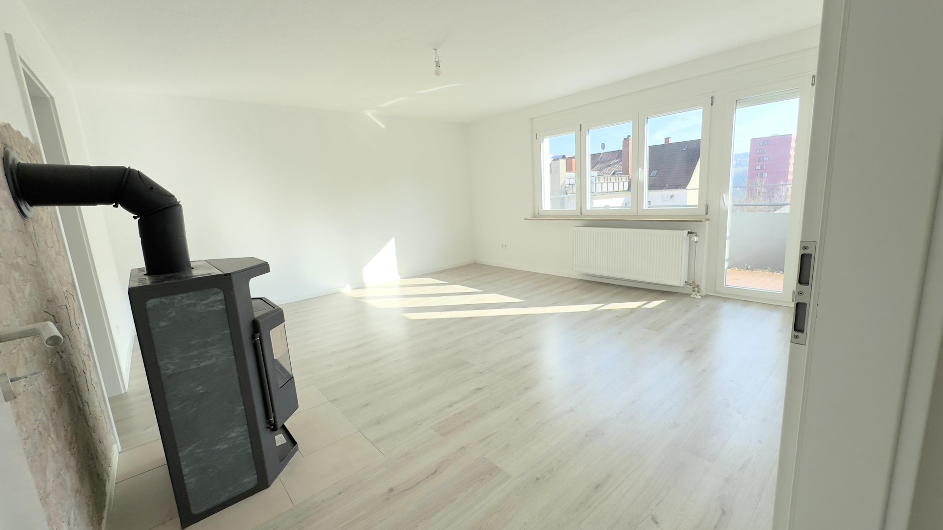 ? Fünf-Zimmer-Wohnung in Pforzheim – modernisiert, lichtdurchflutet, mit Kamin und zwei Bädern – Pforzheim – Vorschaubild 3