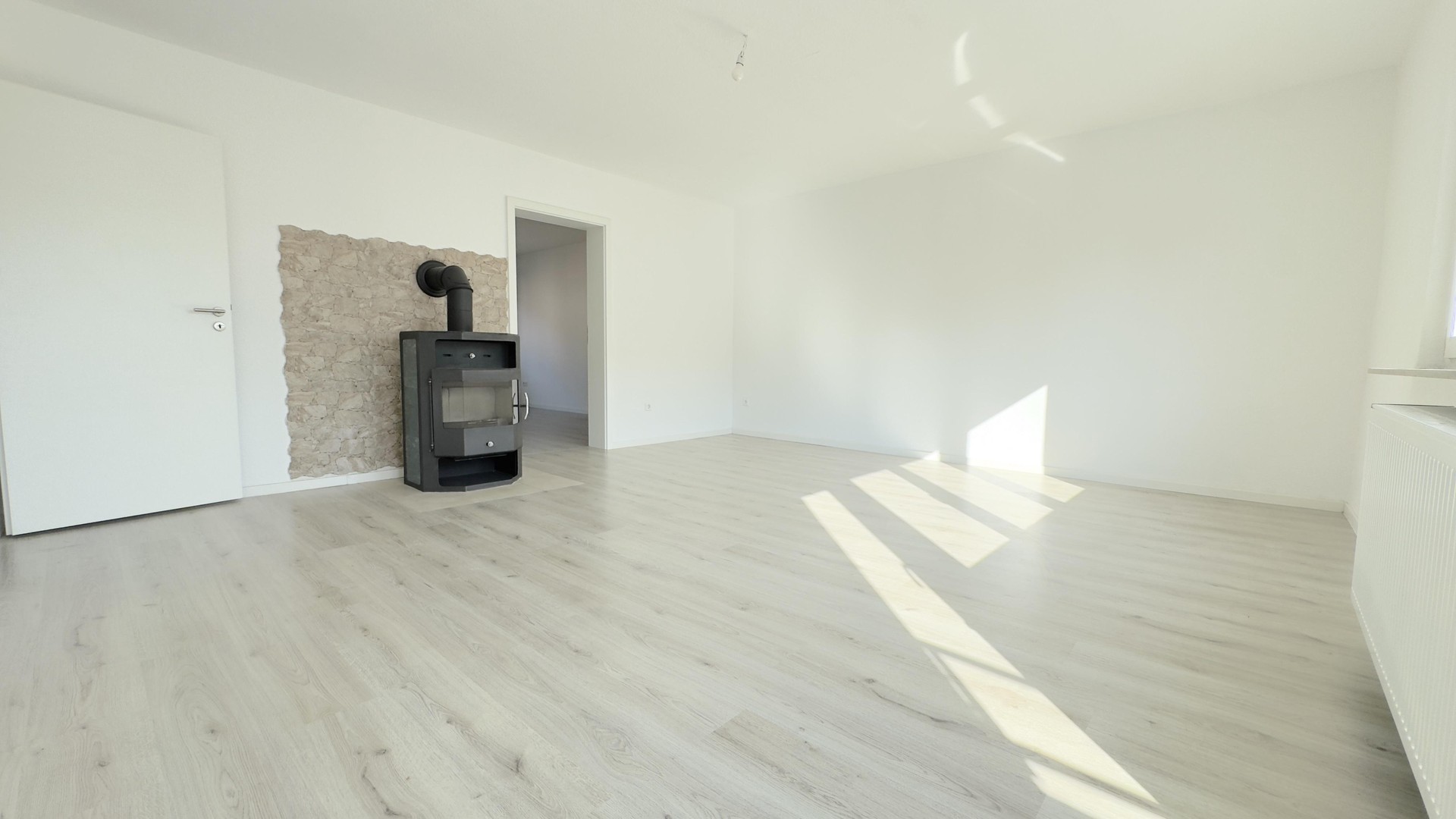 ? Fünf-Zimmer-Wohnung in Pforzheim – modernisiert, lichtdurchflutet, mit Kamin und zwei Bädern – Pforzheim – Vorschaubild 4