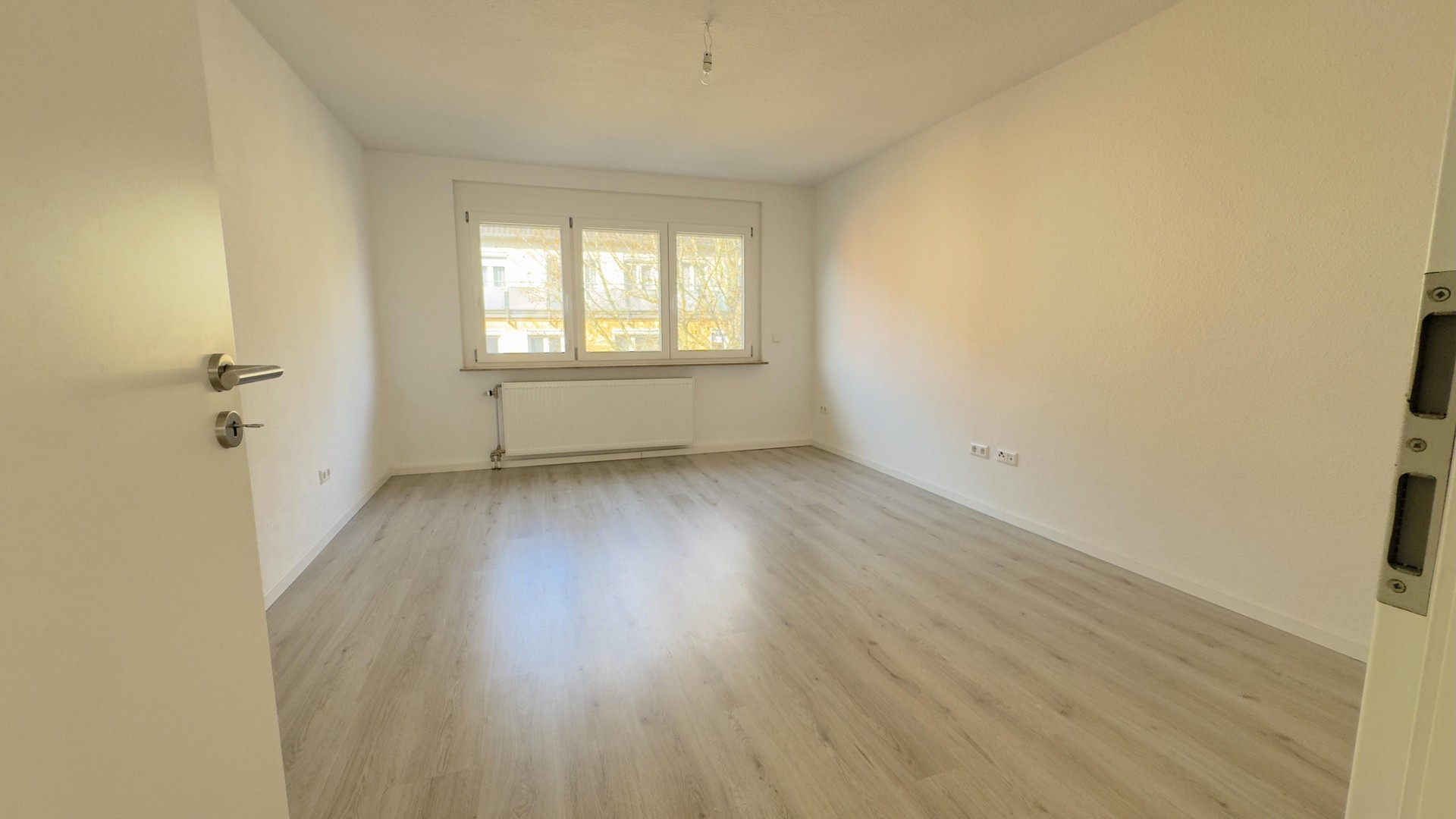 ? Fünf-Zimmer-Wohnung in Pforzheim – modernisiert, lichtdurchflutet, mit Kamin und zwei Bädern – Pforzheim – Vorschaubild 5