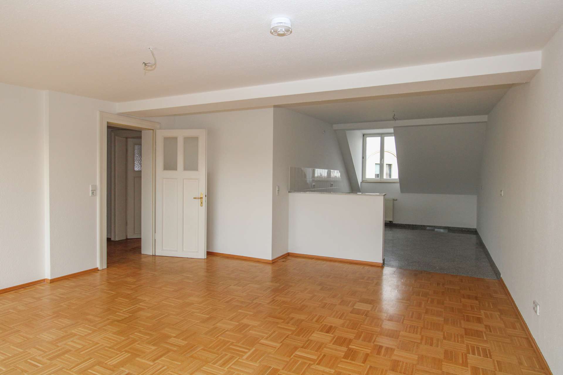 Dachgeschosswohnung mit offenem Wohnkonzept und ruhiger Loggia im Denkmal – Leipzig – Vorschaubild 2