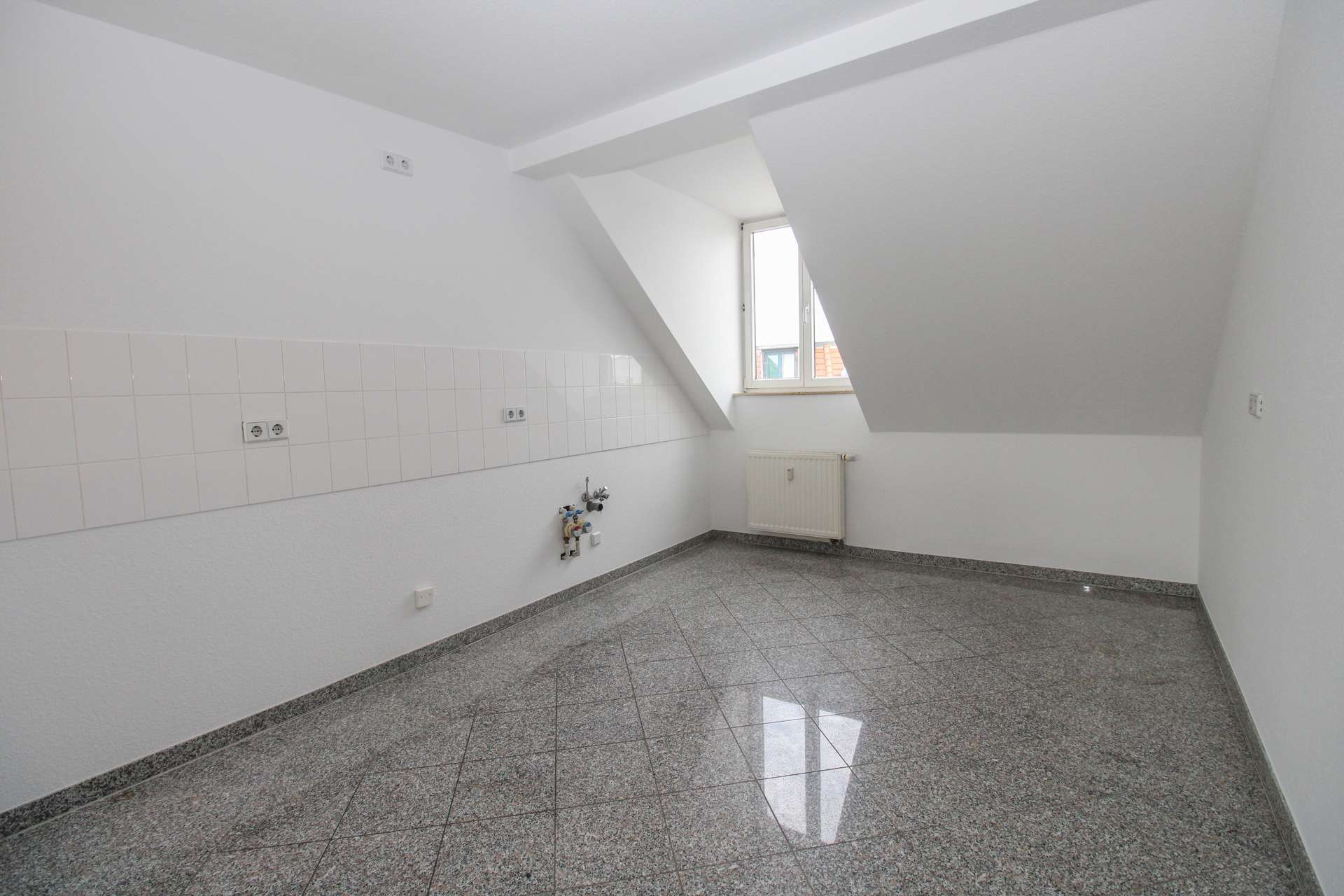 Dachgeschosswohnung mit offenem Wohnkonzept und ruhiger Loggia im Denkmal – Leipzig – Vorschaubild 4