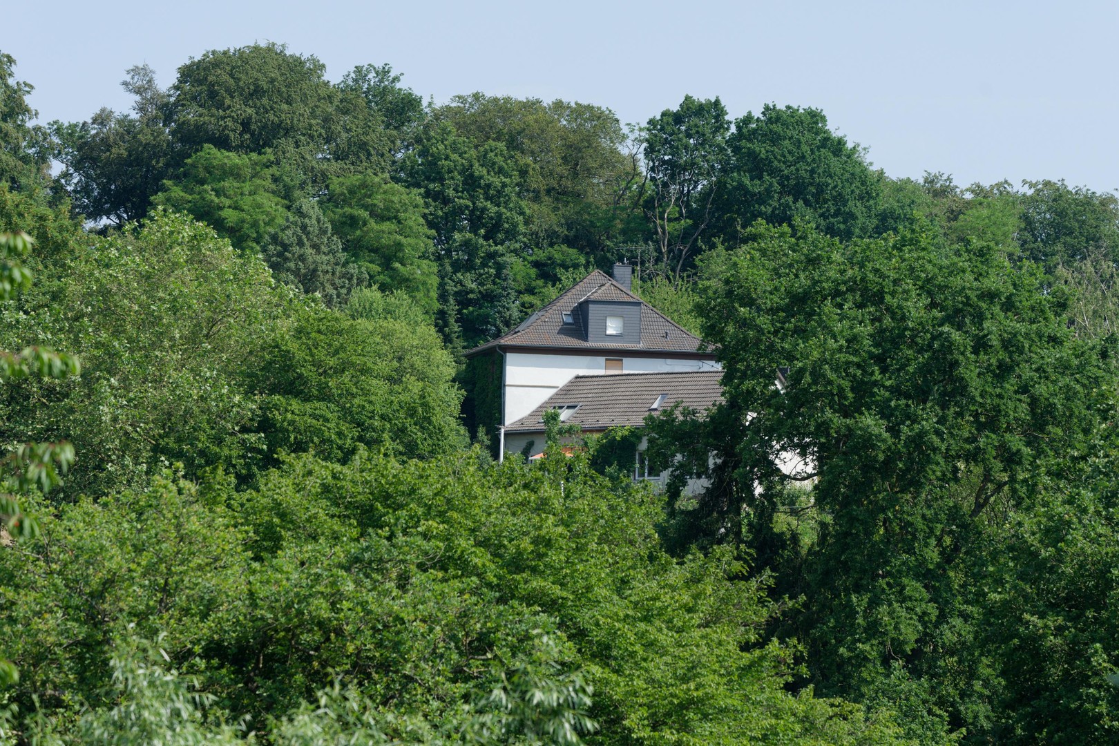 Großes Haus am Stadtrand, mit schönem Grundstück