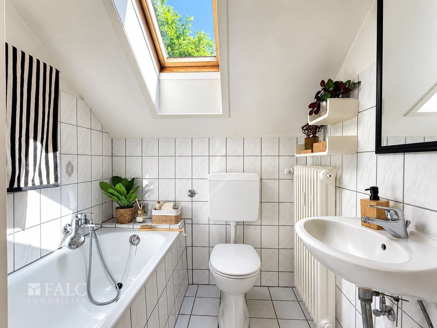 Charmante 2,5-Zimmer-Dachgeschosswohnung mit Balkon und Stellplatz in Essen-Bergerhausen – Essen – Vorschaubild 9