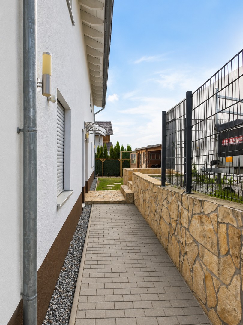 Modernes 217-m²-Familienhaus mit 8 Zimmern, PV-Speicher, Wallbox, Solar & großem Garten – Reisbach – Vorschaubild 9