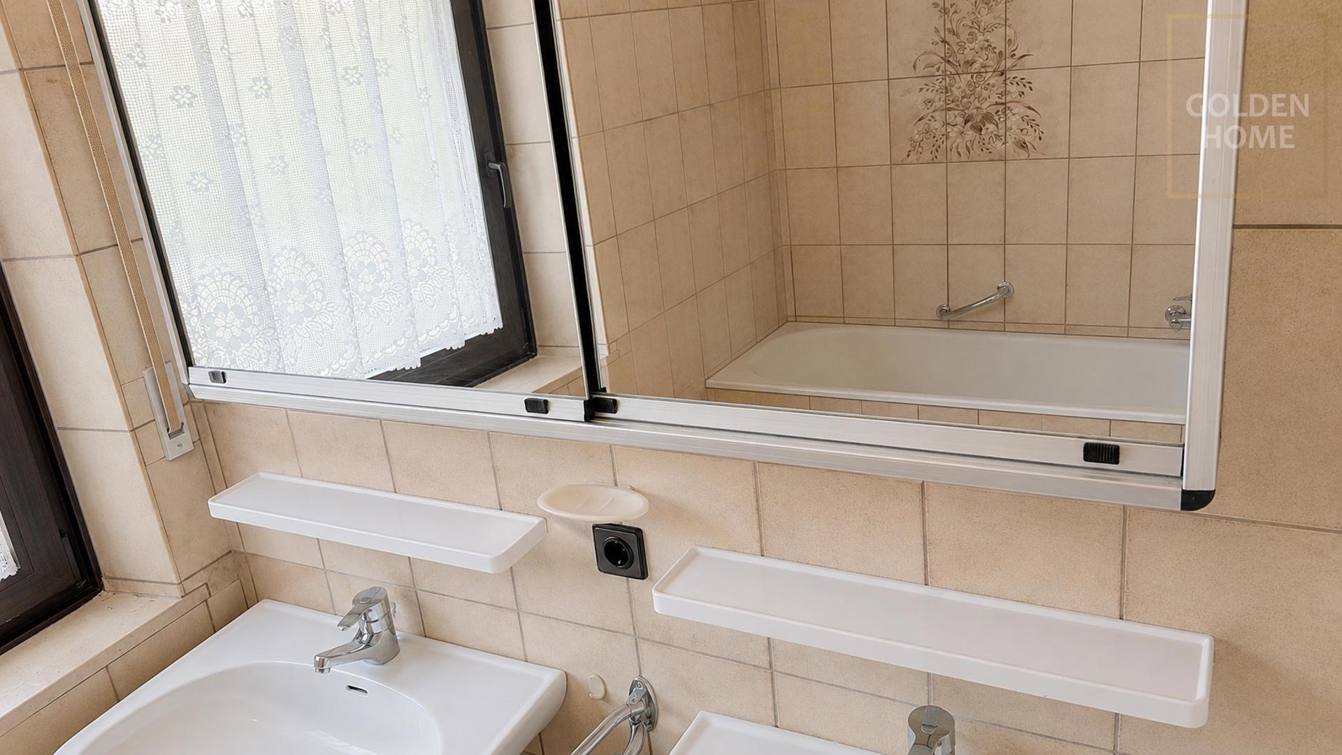 Freistehendes Zweifamilienhaus mit Garten, zwei Garagen & großem Potenzial – Nürnberg – Vorschaubild 7