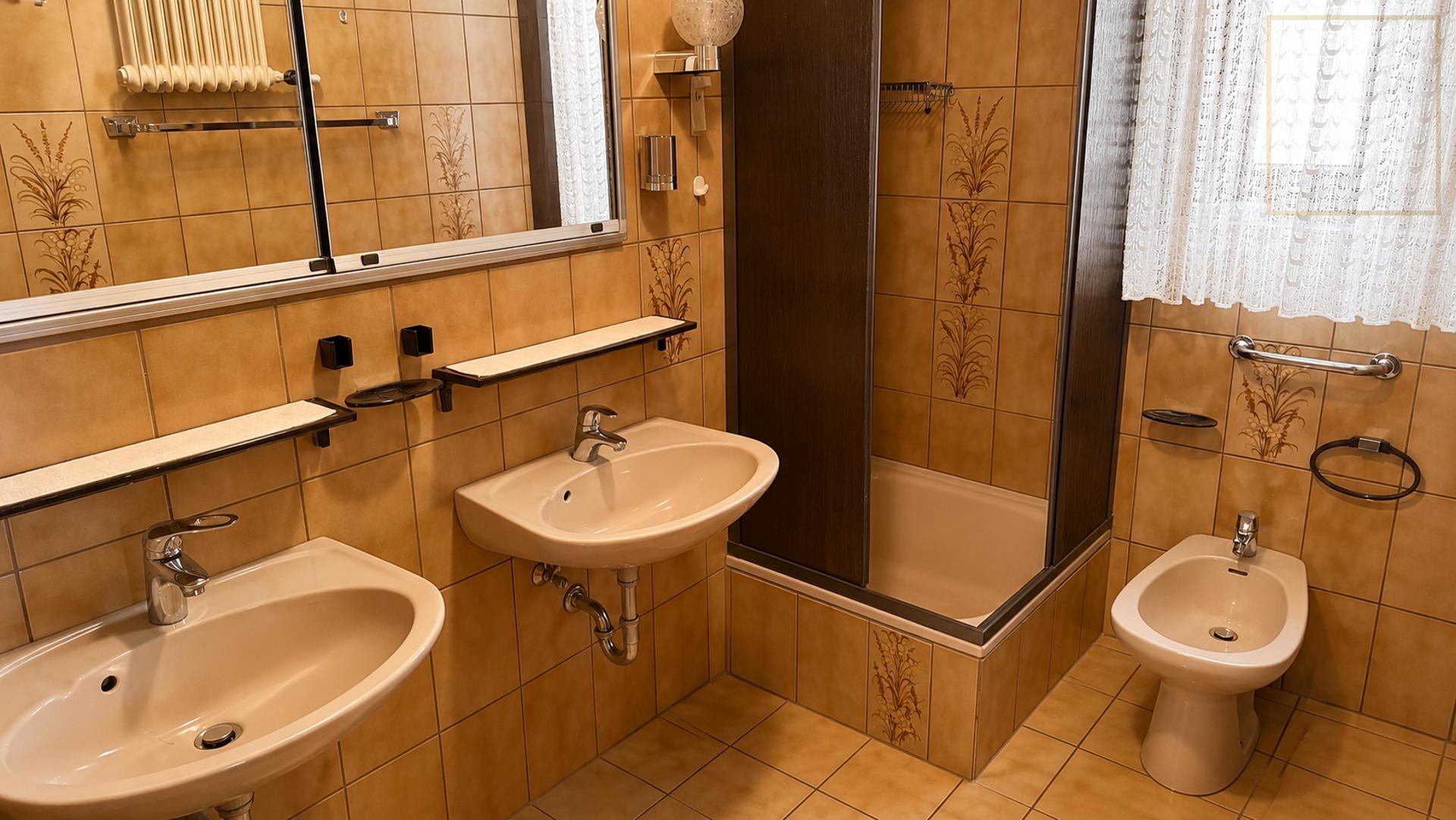 Freistehendes Zweifamilienhaus mit Garten, zwei Garagen & großem Potenzial – Nürnberg – Vorschaubild 8
