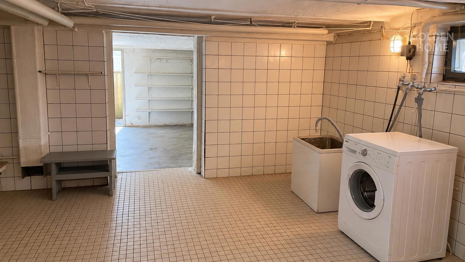Freistehendes Zweifamilienhaus mit Garten, zwei Garagen & großem Potenzial – Nürnberg – Vorschaubild 9