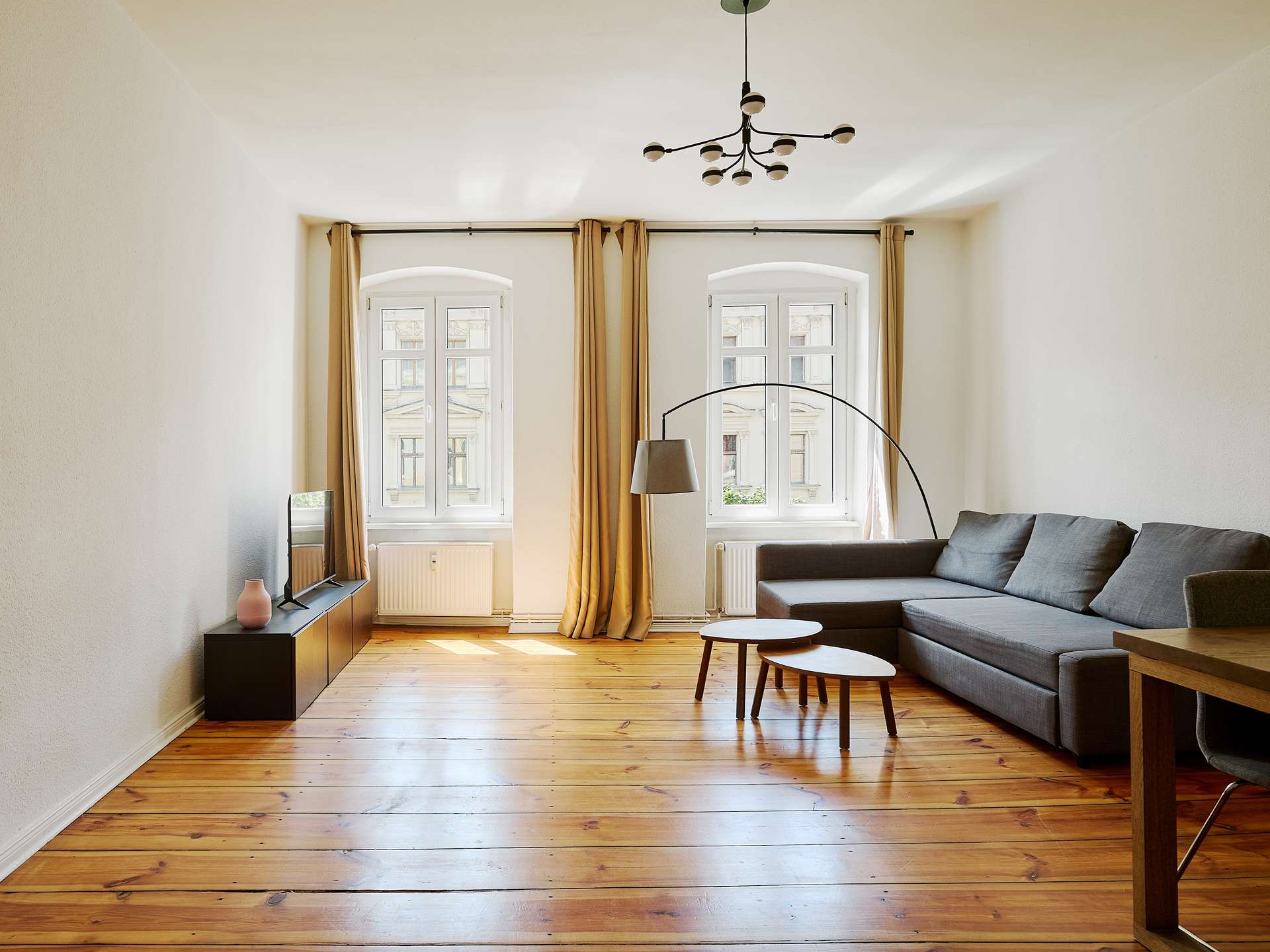 Klassische 2-Zimmer-Altbauwohnung mit großzügigem Wohnbereich und Dielenboden